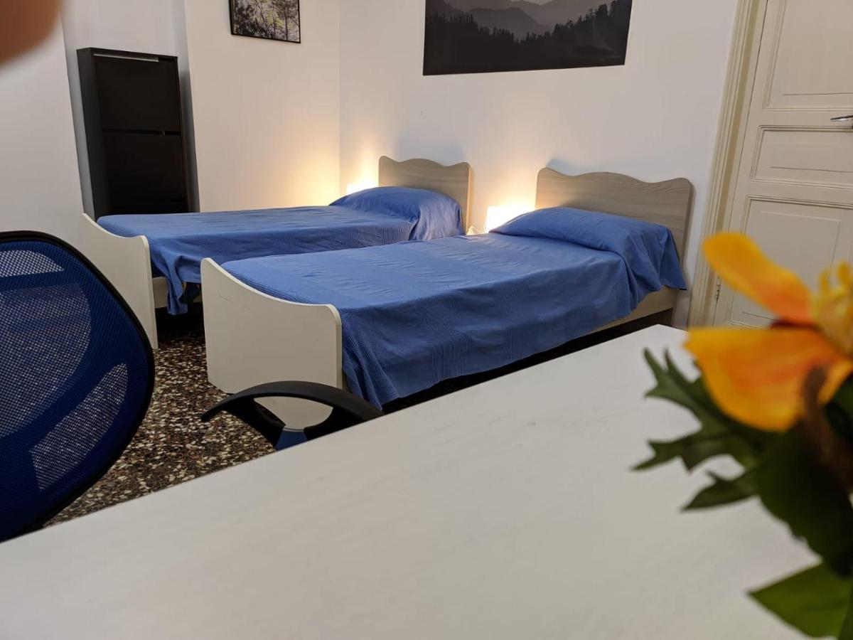 Wow Home - 175 Mq - Posteggio Privato - Davanti Porto Traghetti - Fino A 10 Posti Letto Генуа Екстериор снимка