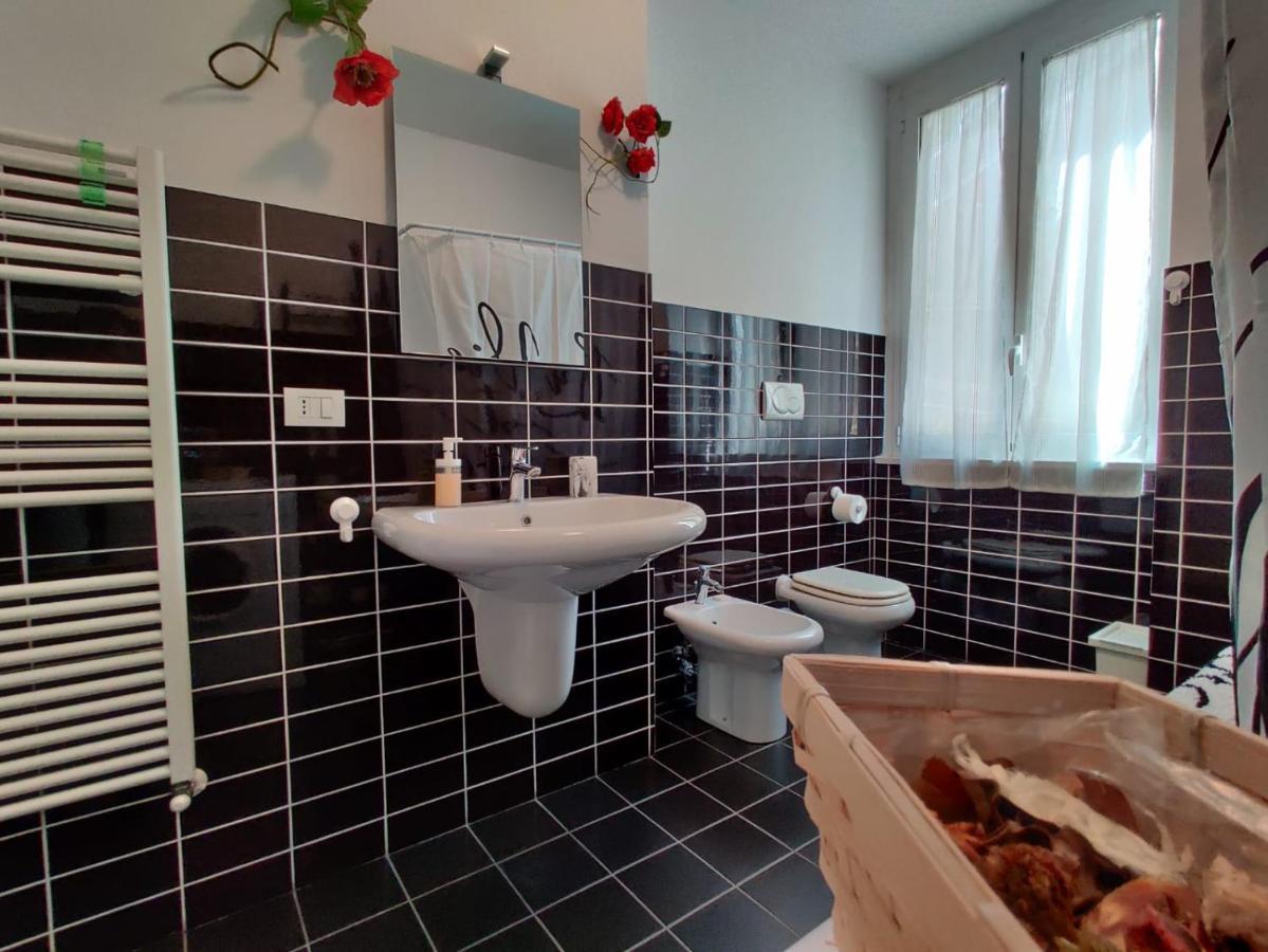 Wow Home - 175 Mq - Posteggio Privato - Davanti Porto Traghetti - Fino A 10 Posti Letto Генуа Екстериор снимка
